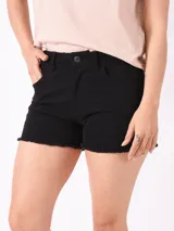 Short de jean negro con cintura alta, bolsillos delanteros y traseros, y ruedo desflecado.