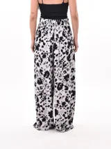 Pantalón palazzo estampado en blanco y negro con diseño abstracto.