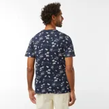 Camiseta azul marino de manga corta con estampado de palmeras y paisajes playeros en blanco.