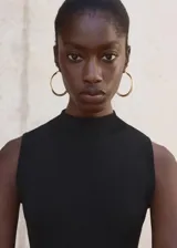 Vestido largo negro de tejido de punto fino, con cuello perkins, sin mangas y diseño entallado.