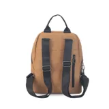 Mochila negra de símil cuero, con cierre principal y bolsillo interno con cierre. Tiene asa de mano, correas regulables y bolsillo oculto en la espalda.