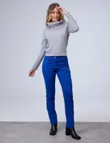 Pantalón azul eléctrico de gabardina elastizada, marca Zac & Rachel, corte slim, pretina con pasadores, botón y cierre. Delantera con tres bolsillos. Trasera con bolsillos ojal.