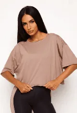 Remera blanca de algodón sustentable con diseño casual y torzado en la espalda.