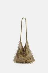 Mini bolso tipo saca de tela color beige con bordados florales y detalles de lentejuelas y mostacillas en tonos dorados y marrones. Posee asa de hombro hecha de mostacillas doradas y borde festoneado con mostacillas.