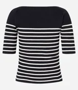 Blusa de punto con textura acanalada, escote barco y mangas 3/4. Diseño a rayas horizontales blancas y negras.