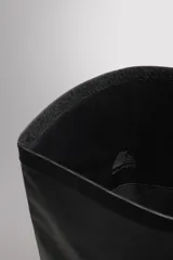 Mochila negra de tejido técnico con compartimento principal con cierre de hebilla de liberación rápida, bolsillo termosellado frontal con cremallera, asa de mano y dos asas de hombro ajustables.
