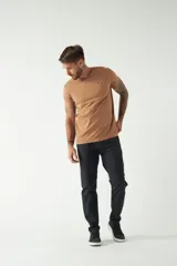 Remera básica color marrón claro, de corte regular, manga corta, cuello redondo y logo bordado en el pecho.