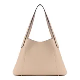 Cartera tote Guess modelo Sora mediana, color beige, con doble asa de hombro, cierre superior con cremallera y dije colgante con el logo de la marca.