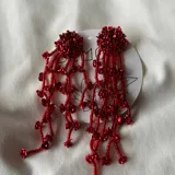 Aros colgantes rojos con flores y cuentas.
