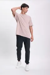 Pantalón jogger de jean color gris oscuro, con cintura elástica y cordón ajustable. Corte holgado con puños elásticos en los tobillos.