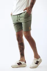 Bermuda deportiva color ladrillo, con cintura elastizada y cordón ajustable.