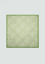 Pañuelo cuadrado con estampado de microflores y borde verde.