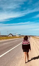 Sweater negro con diseño geométrico en blanco, rosa y amarillo en la parte superior.