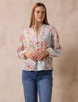 Blusa de gasa plisada estampada con flores azules, marca Floral & Ivy. Cuello a la base, escote en V y lazo de ajuste.