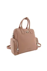 Mochila color rosa con doble asa de mano, cierre superior y bolsillos laterales con cierre.