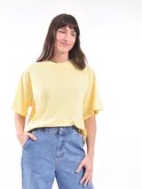 Remera blanca de algodón con cuello redondo y mangas cortas.