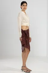 Camisa color crema de manga larga con lazo en la cintura y botones nacarados.