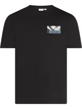 Remera negra de algodón regenerado con cuello redondo, mangas cortas y estampado gráfico con logo de Calvin Klein en el pecho.