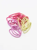 Pack de 24 gomitas de pelo elásticas recubiertas de tela en colores rosa, lila y amarillo.