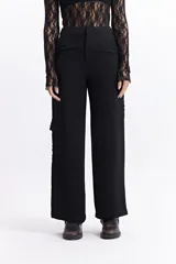 Pantalón cargo negro de corte ancho, con bolsillos laterales y confeccionado en tejido con efecto lino.