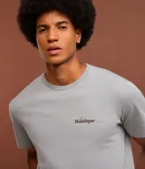 Remera gris de algodón con cuello redondo y manga corta. Estampa frontal con la frase "La Boutique" en color negro.
