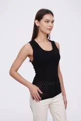Musculosa de tejido ajustado color negro, sin mangas y con escote redondo.
