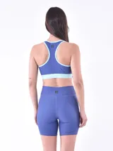 Calza corta de lycra color lila, tiro alto.