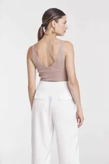 Blusa tejida negra con escote en V y breteles finos.