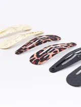Pack de seis hebillas para el pelo tipo clip, con diseños variados: dos doradas con textura, dos con estampado de leopardo y dos negras lisas.