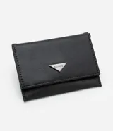 Billetera negra de poliuretano liso con placa triangular metálica con el logo de la marca.