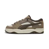 Championes Puma 180 color beige y marrón con detalles en blanco.