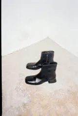 Bota de punta cuadrada, color negro, hecha 100% de cuero con cierre lateral.