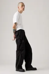 Pantalón cargo negro de corte amplio con bolsillos laterales y cintura ajustable con cordón.