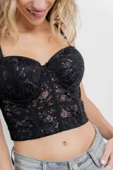 Corset crop negro de encaje con lentejuelas bordadas, estructura interna, copas armadas, breteles regulables y cierre trasero.