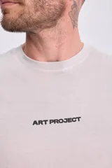 Remera beige de manga corta con estampa "Art Project" en la espalda.
