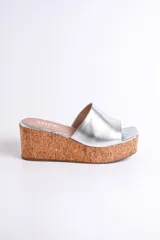 Sandalia negra de cuero con plataforma de corcho, taco de 6.5 cm y plantilla cuadrada.