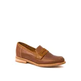 Mocasín de cuero vacuno color marrón, con detalle de antifaz en gamuza. Tiene taco de madera foliado en cuero de 2,5cm y entre suela de goma de 1cm.