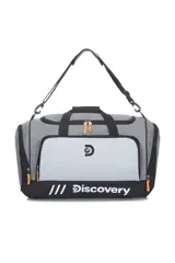 Bolso deportivo gris con detalles en negro y naranja, con doble asa de mano y correa de hombro ajustable y desmontable. Incluye compartimento para championes y bolsillo lateral. Logo de Discovery estampado en el frente.