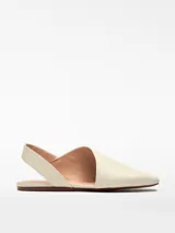 Zapato plano destalonado de mujer color crema, con escote asimétrico, puntera cuadrada y plantilla memory foam.