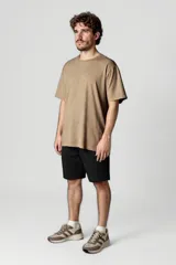 Short negro de corte recto.