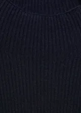 Vestido midi de punto fino color azul marino, con cuello alto y mangas largas.