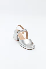 Sandalias negras con plataforma fina y taco ancho forrado. Incorporan pulsera con hebilla metálica y capellada ancha.