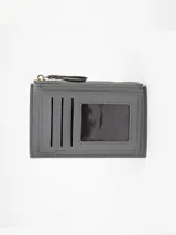 Monedero tarjetero color rosa con cierre superior y detalle de texto en el frente.