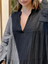 Vestido largo azul marino de lino con cuello mao, escote en V, mangas 3/4 con volados y corte escalonado. Diseño amplio y cómodo.