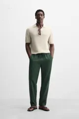 Pantalón largo verde oscuro de algodón con textura, corte recto y cintura elástica ajustable con cordón.