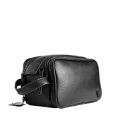 Neceser tipo pouch de cuero sintético color negro, con doble compartimento con cierre y asa lateral.