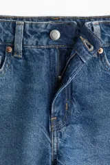 Short de jean azul de tiro alto, corte recto y cinco bolsillos.