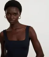 Vestido midi de bretel ancho, confeccionado en poliamida con escote cuadrado en la espalda.