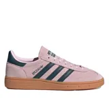 Championes de gamuza color rosado con tres franjas laterales en verde y suela de goma.