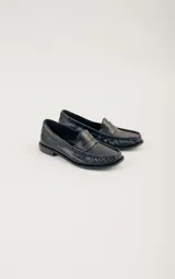 Mocasines de cuero negro con detalle de antifaz.
